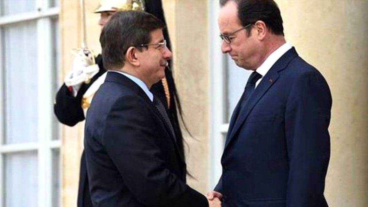 Paris'e Giden Davutoğlu'ndan Fransızca Tweet