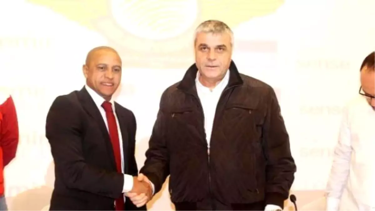 Akhisar Belediyespor Roberto Carlos\'la 1.5 Yıllık Sözleşme İmzaladı