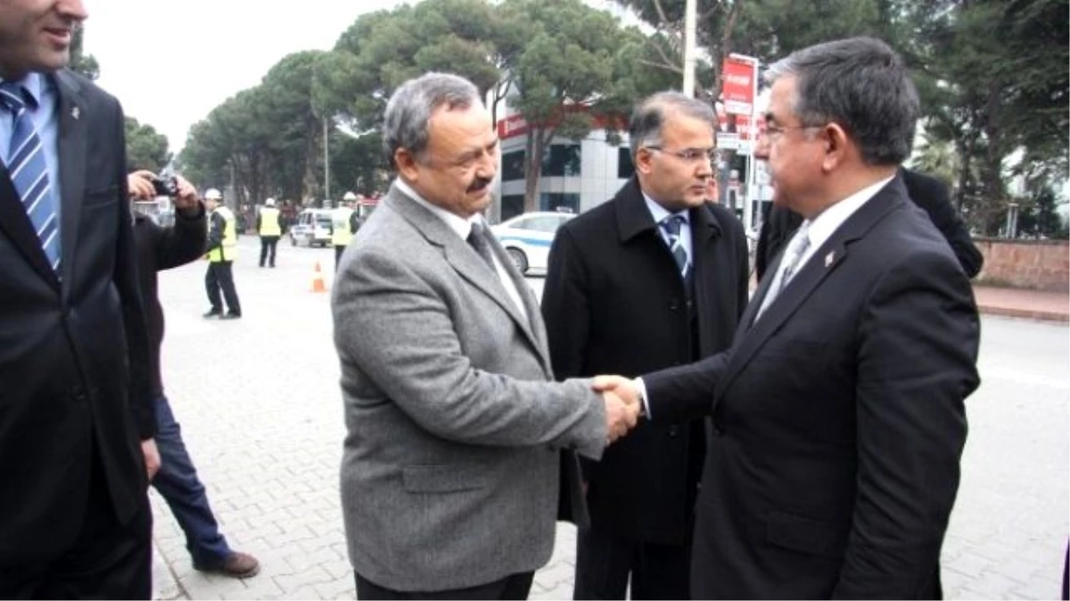 Bakan Yılmaz Burhaniye Belediyesi\'nde