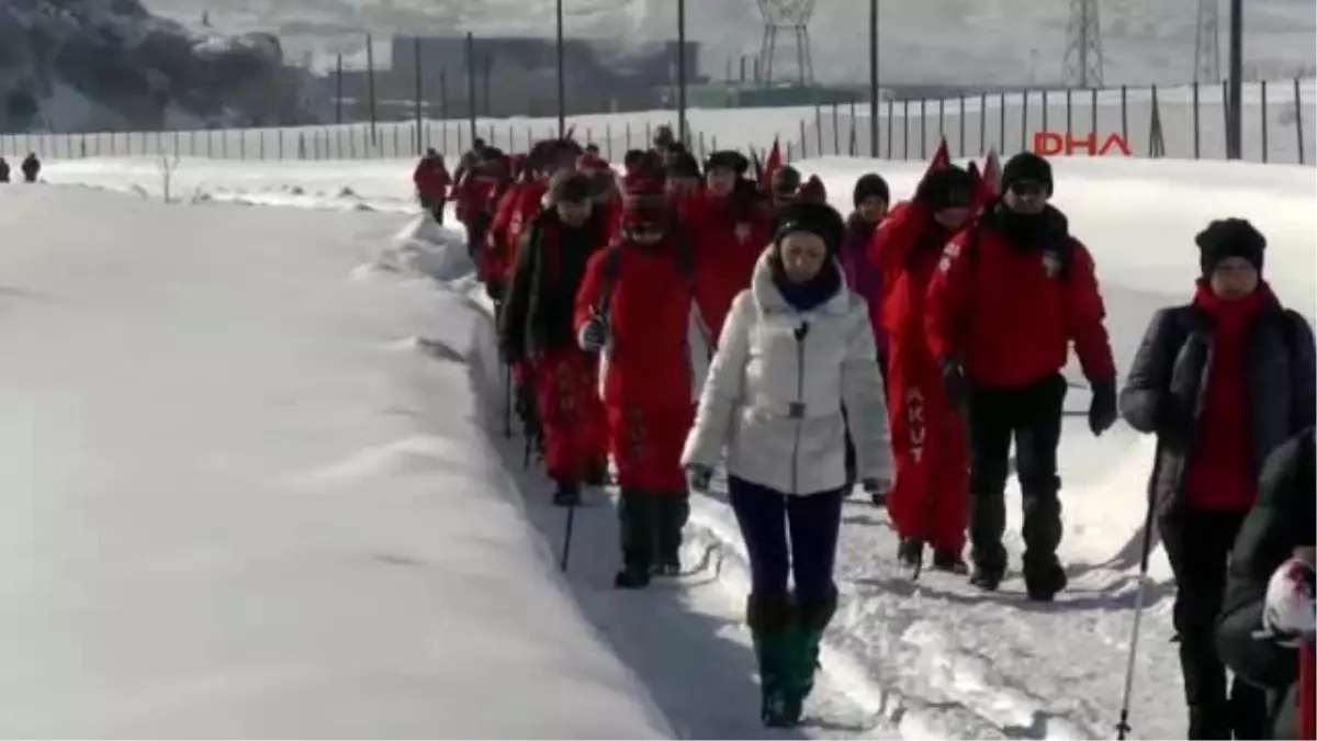 Karlı Yol Traktörle Açıldı, 8 Kilometrelik Metristepe Yürüyüşü Yapıldı