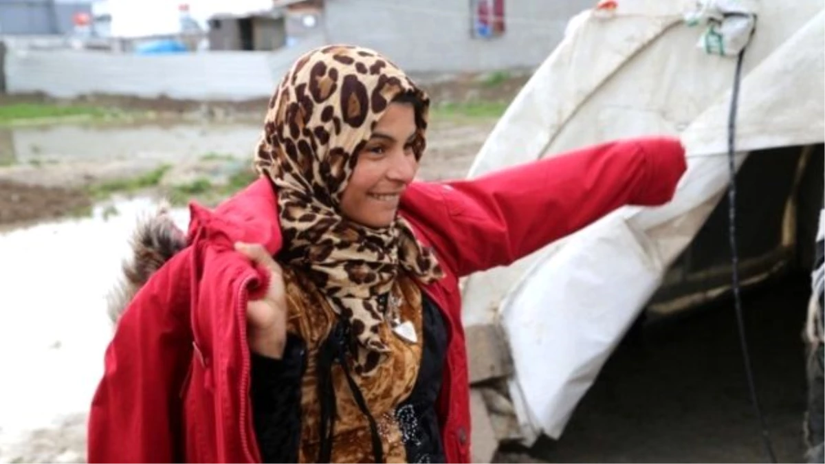 Çadırlardaki Suriyeli Sığınmacılara Giysi Yardımı