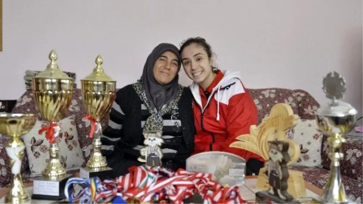 Elmadağlı Gençlerin Badminton Tutkusu