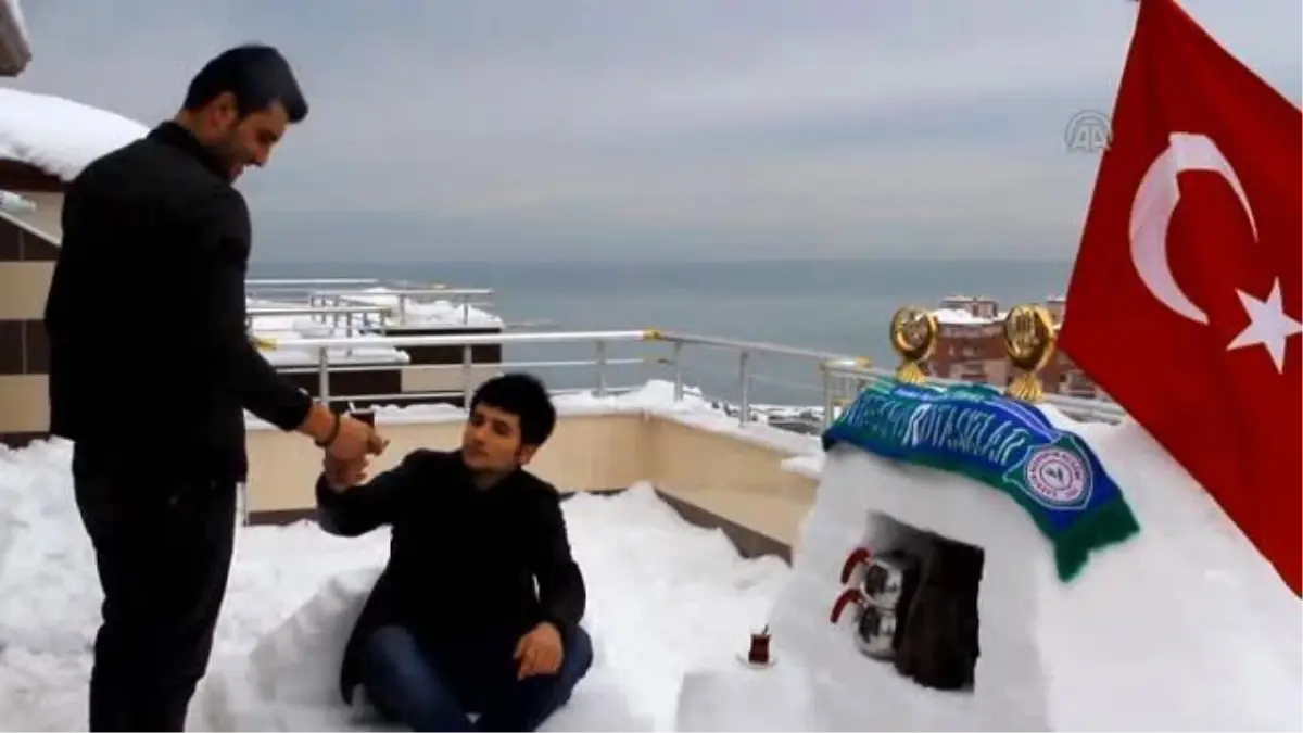 Evinin Terasına Kardan Kafeterya Yaptı