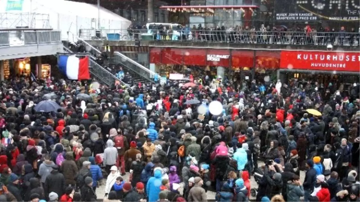 İsveç\'te Paris Saldırısı Protesto Edildi