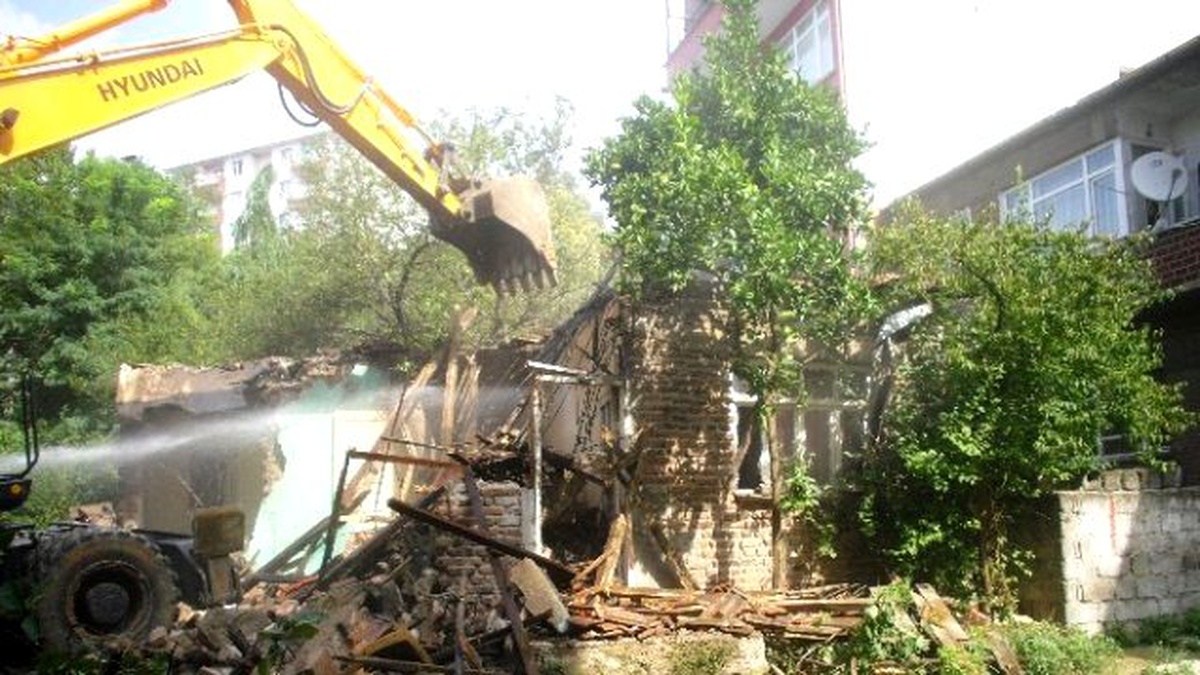 İzmit Belediyesi 142 Yapıyı Yıktı