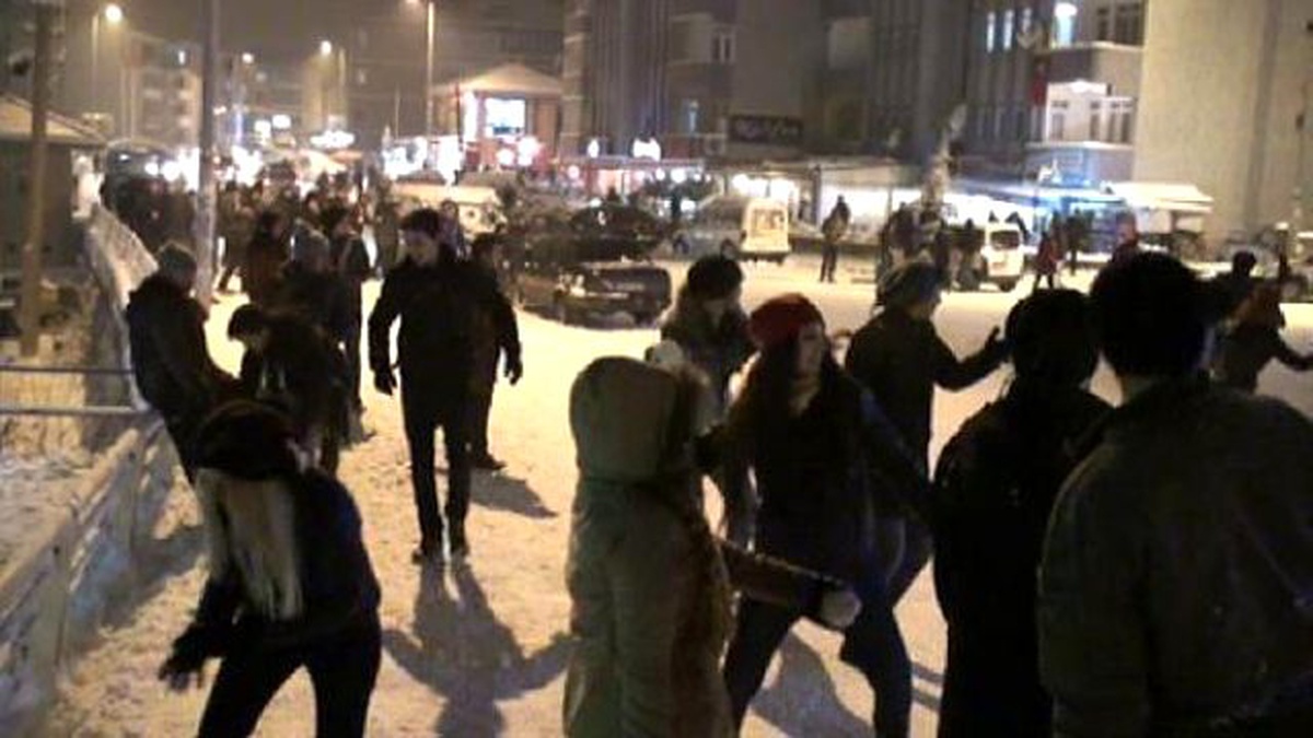 Üniversite Öğrencilerinden Kartopu Savaşı