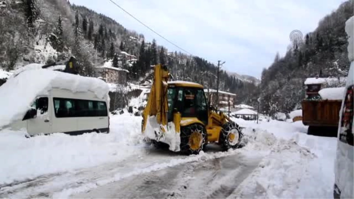 Kepçe Operatörü Kalmayınca Belediye Başkanı Kepçeyle Yol Açtı