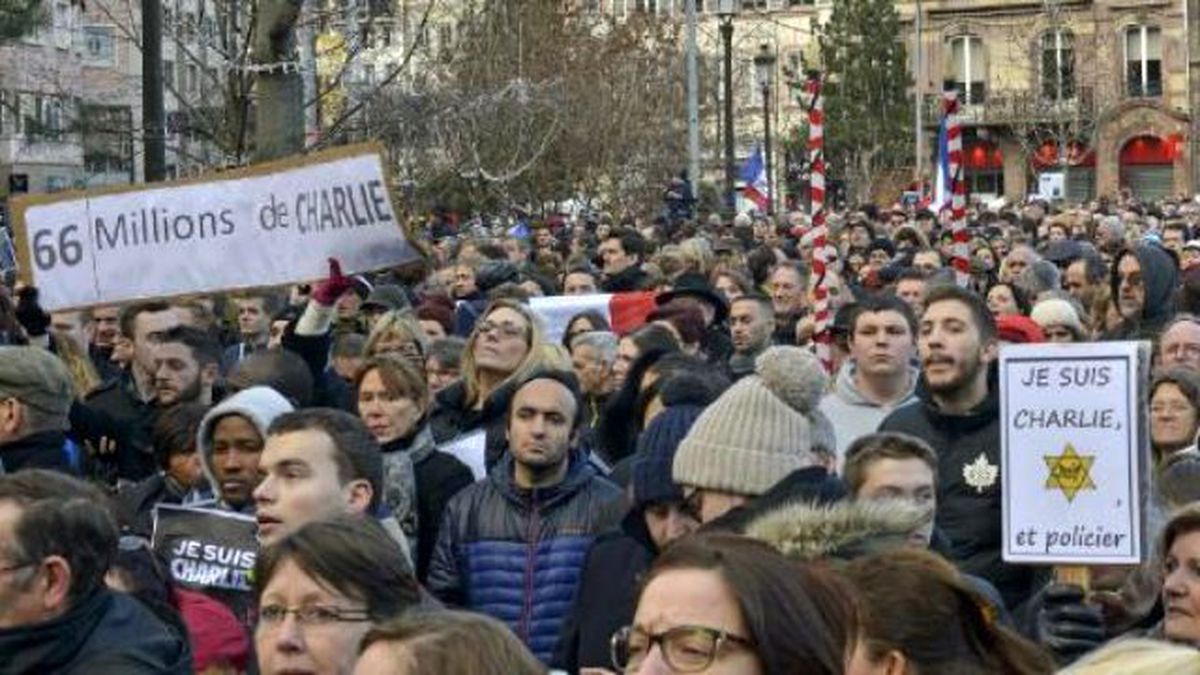 Paris\'teki Saldırılar Strasbourg\'da da Protesto Edildi