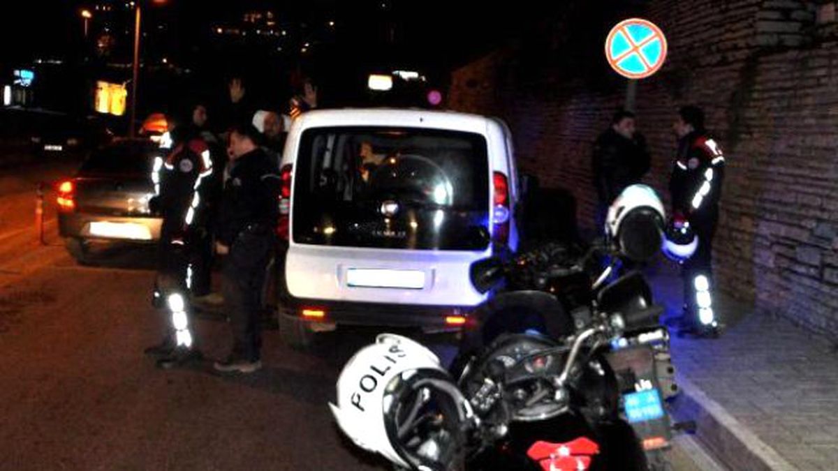 Polis, Minibüsün Kapısını Açınca Kaçaklarla Karşılaştı