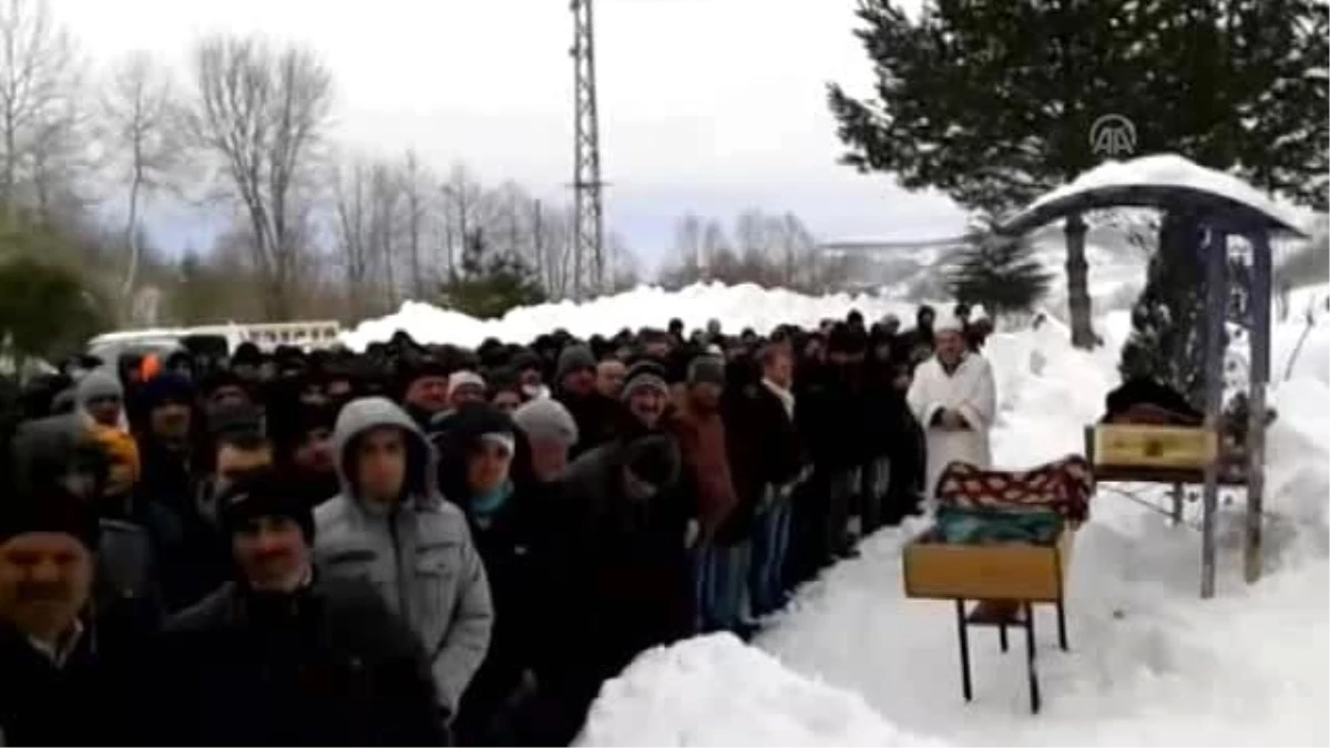Rize\'deki Ev Yangınında Hayatını Kaybedenlerin Cenaze Töreni