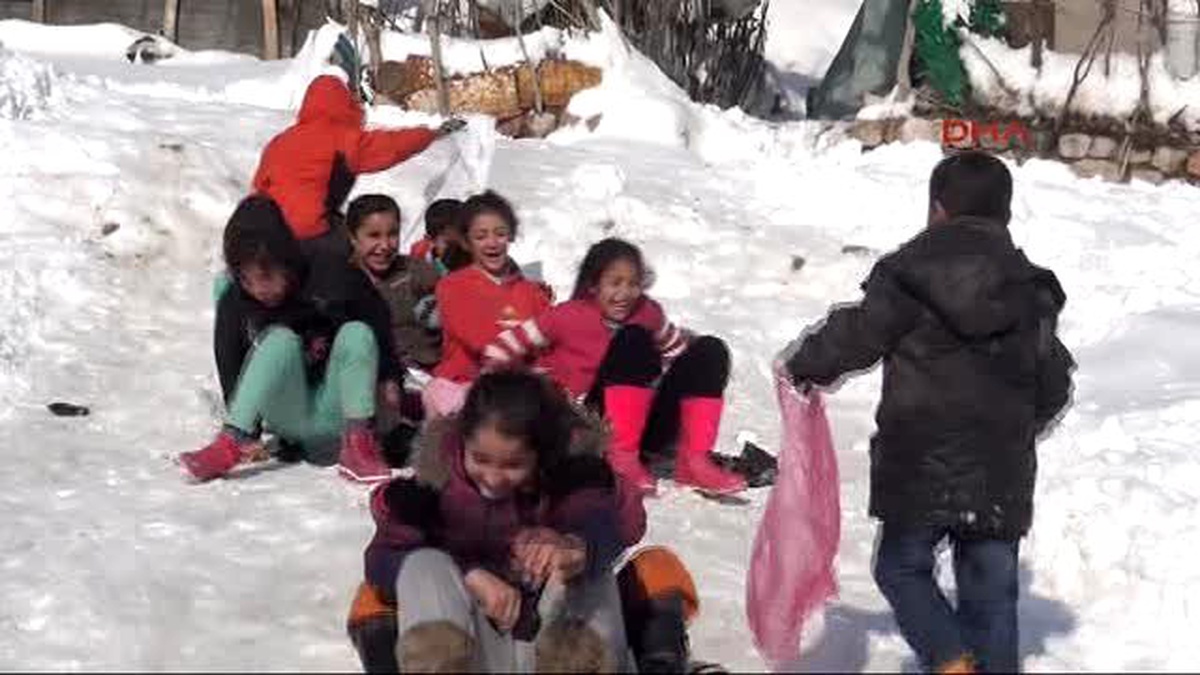 Şırnak\'ta Çocukların Poşetli Kayak Keyfi