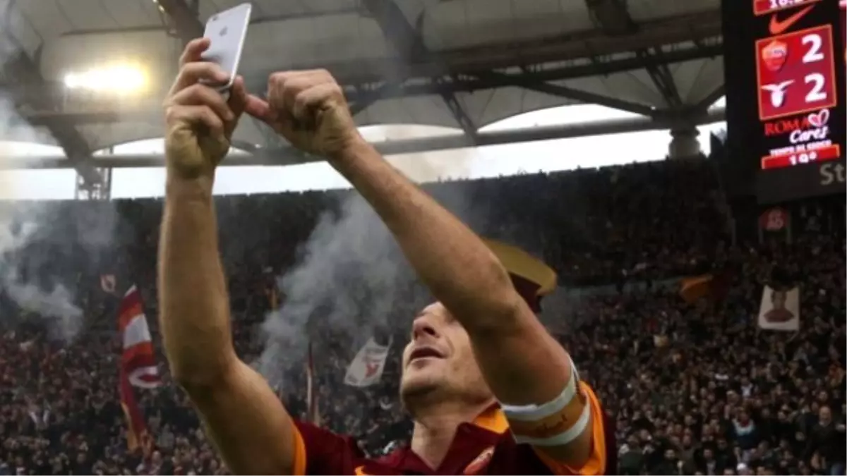 Totti, Lazio\'ya Attığı Golü "Selfie" Çekerek Kutladı