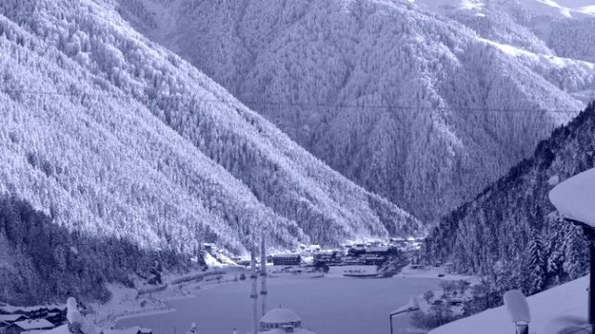 Turizm Cenneti Uzungöl\'den Kar Manzaraları