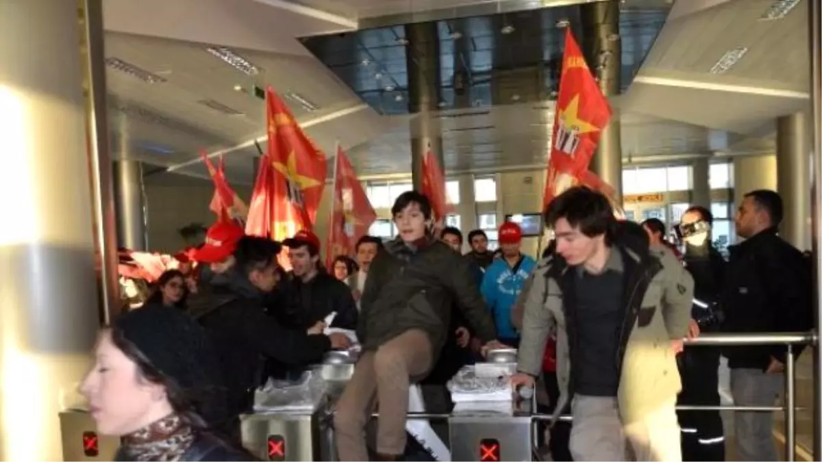 Turnikeden Atlayıp Ulaşım Zammını Protesto Ettiler