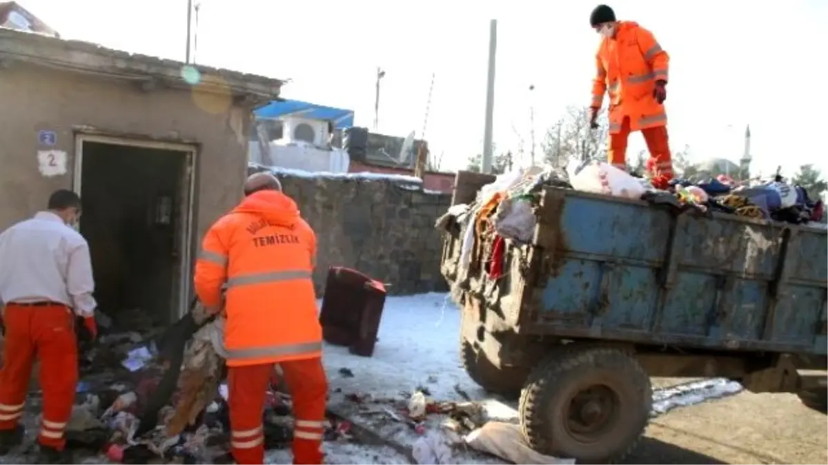 2 Odalı Evden 10 Traktör Çöp Çıkarıldı