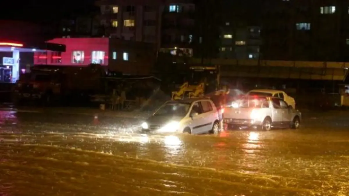 Antalya\'da Sağanak Hayatı Olumsuz Etkiledi