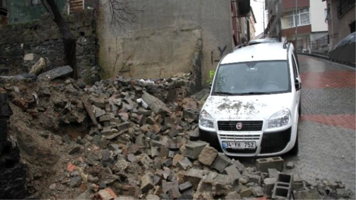Aşırı Yağış Nedeniyle Çöken İstinat Duvarı, Arabanın Üzerine Düştü