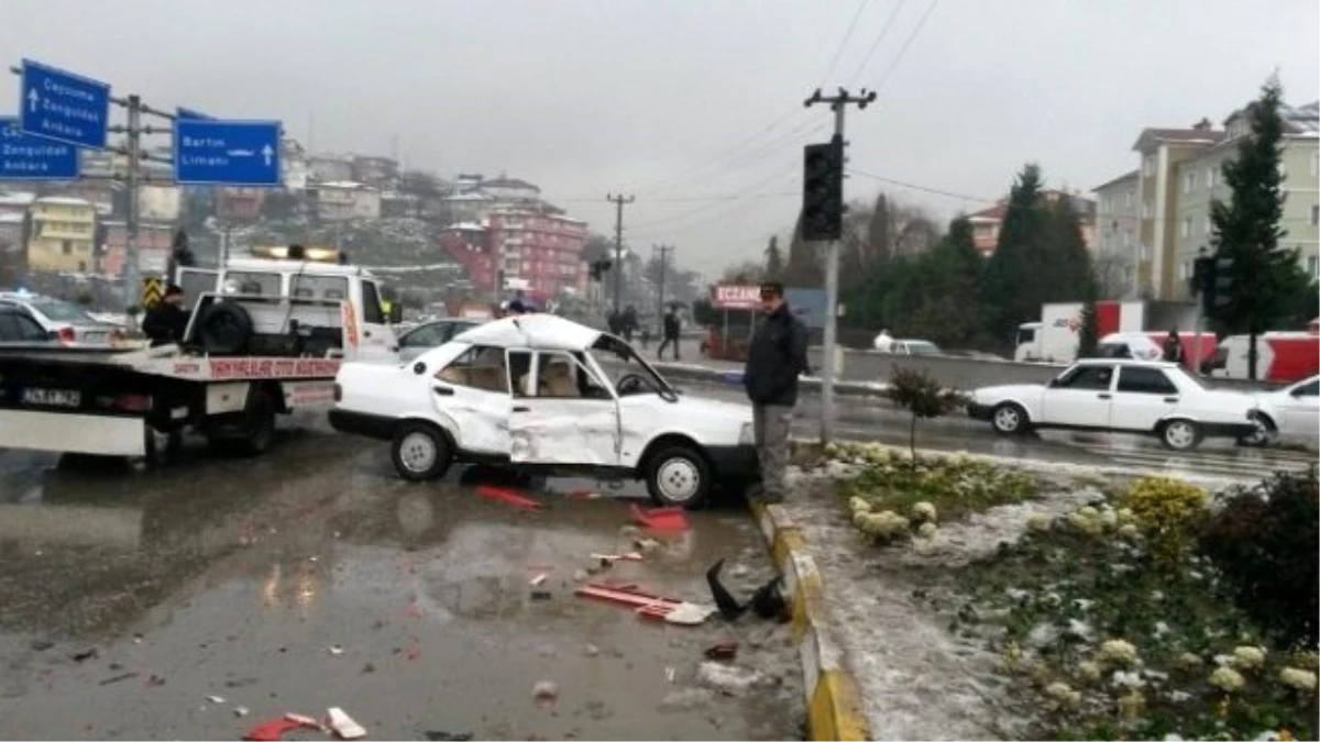 Bartın Çatmaca Kavşağında Kaza: 2 Yaralı