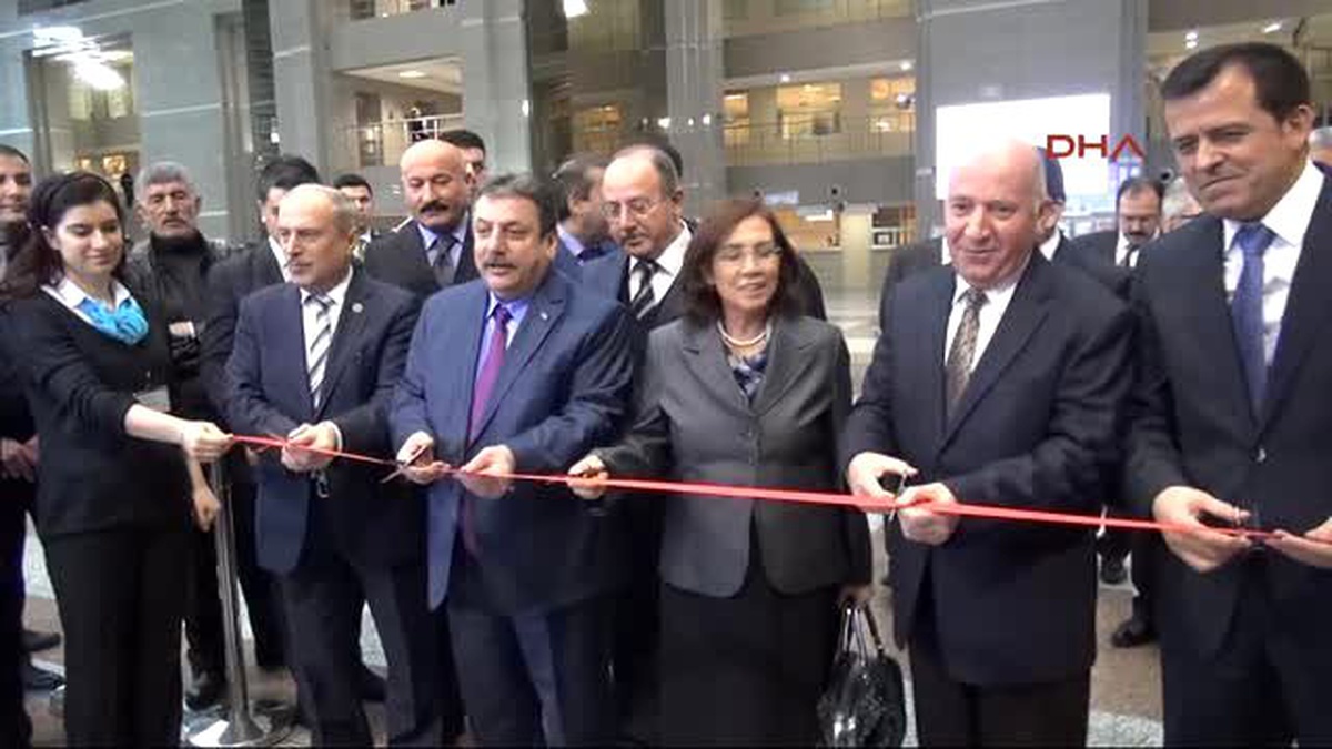 Başsavcı\'dan "Adliyede Yakalanan Suç Aletleri Sergisi" Ne Kurdeleli Açılış