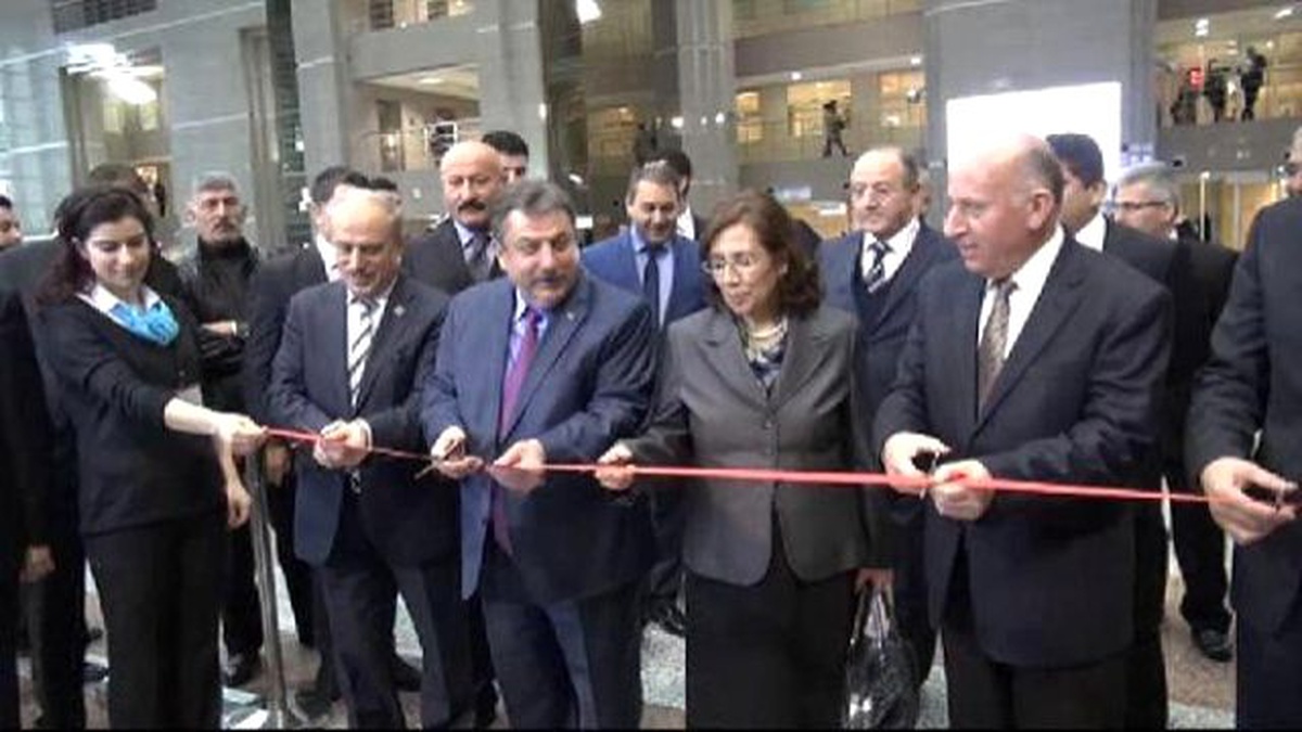 Başsavcı\'dan "Adliyede Yakalanan Suç Aletleri Sergisi"Ne Kurdeleli Açılış