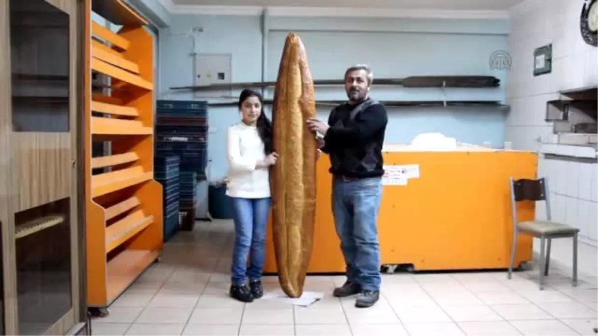 Fırıncı 1 Metre 90 Santim Uzunluğunda Ekmek Yaptı