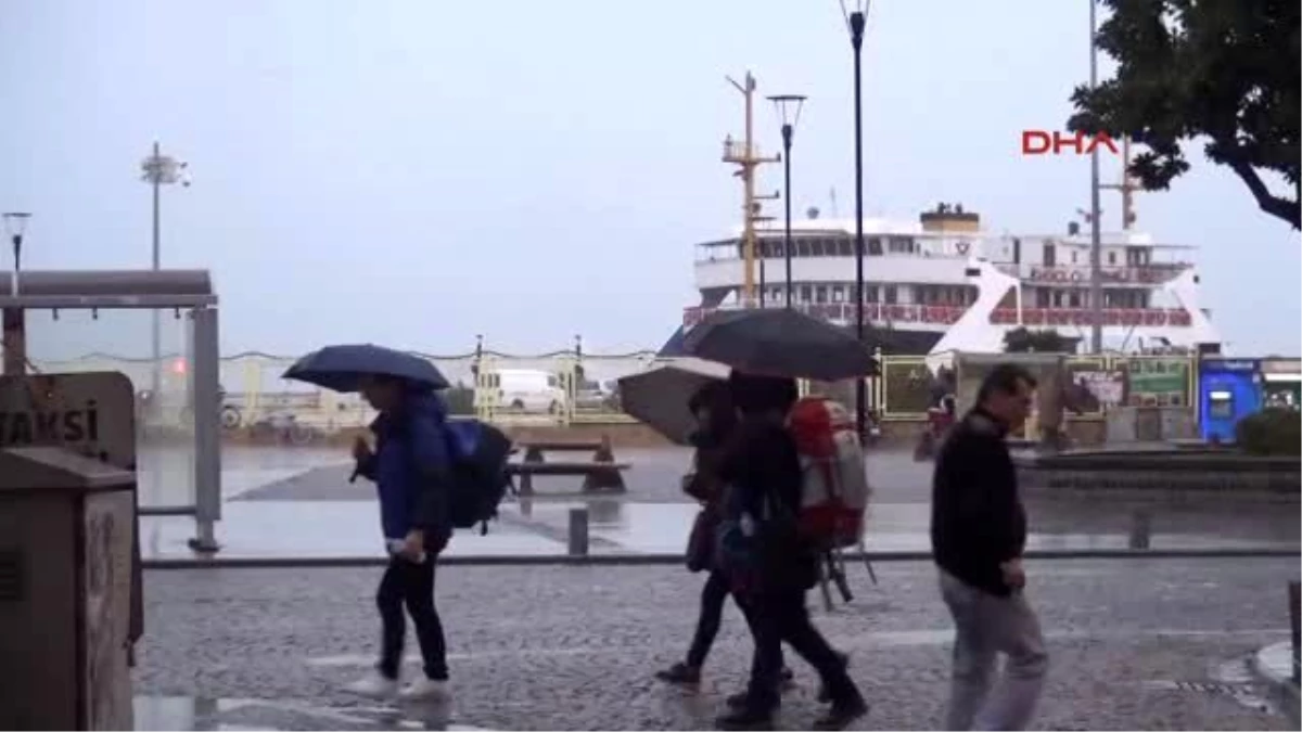 Çanakkale\'de Rüzgarla Birlikte Yağmur Etkili Oluyor