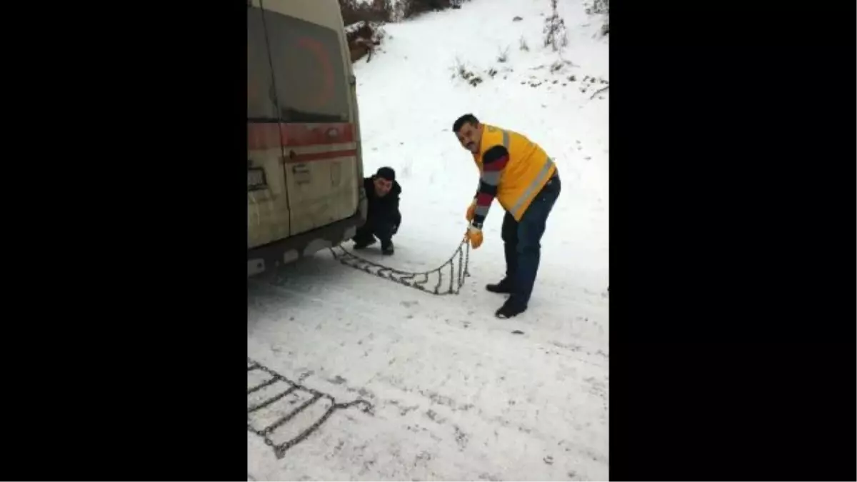 Çorum\'da Yolda Kalan Ambulans Zincir Taktı