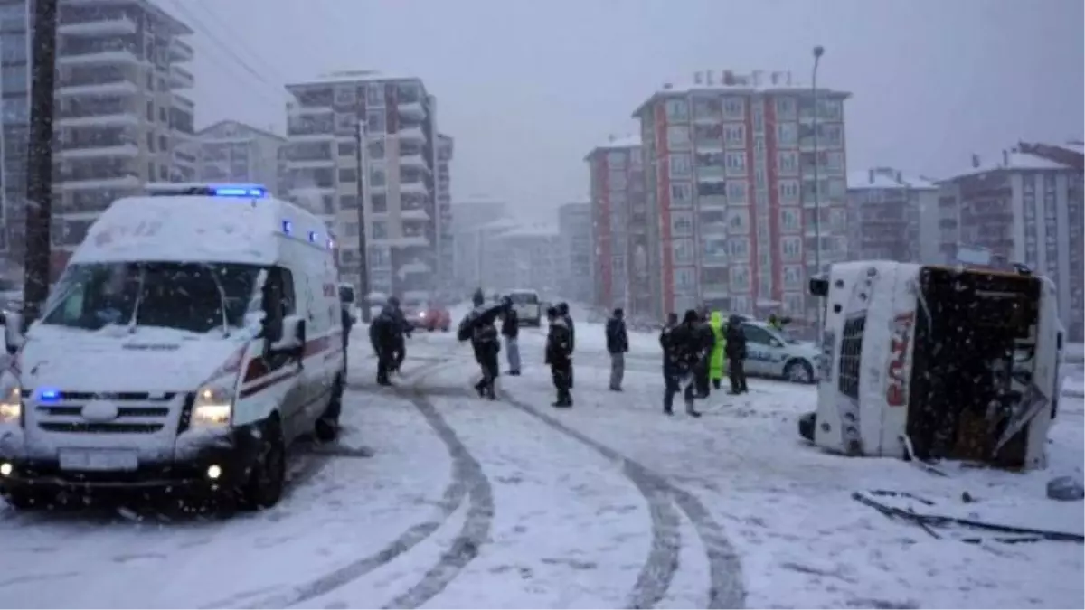 Edirne\'de Yolcu Minibüsü Devrildi: 11 Yaralı