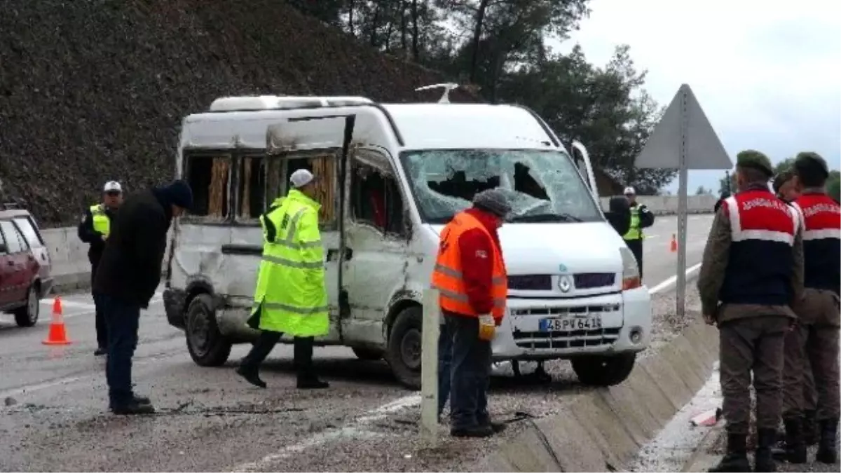 Fethiye\'de İşçi Taşıyan Minibüs Devrildi: 15 Yaralı