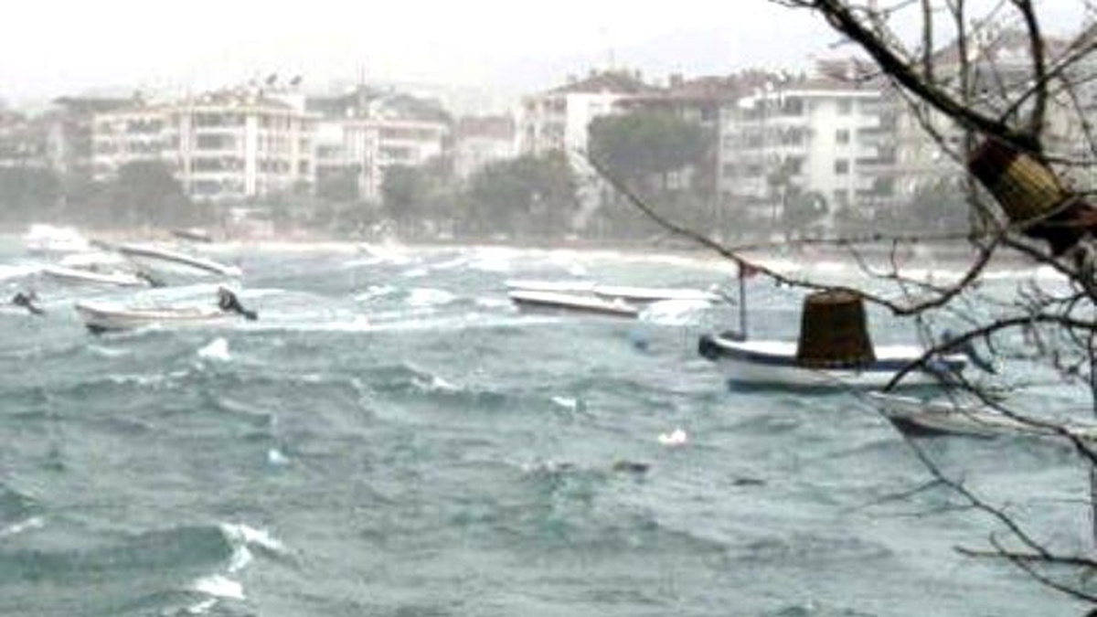 Fırtına Marmara\'da Deniz Ulaşımını Aksatıyor