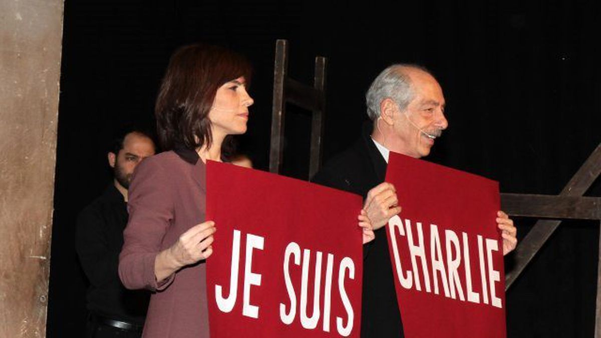 Genco Erkal Sahnede Charlia Hebdo Katliamını Protesto Etti