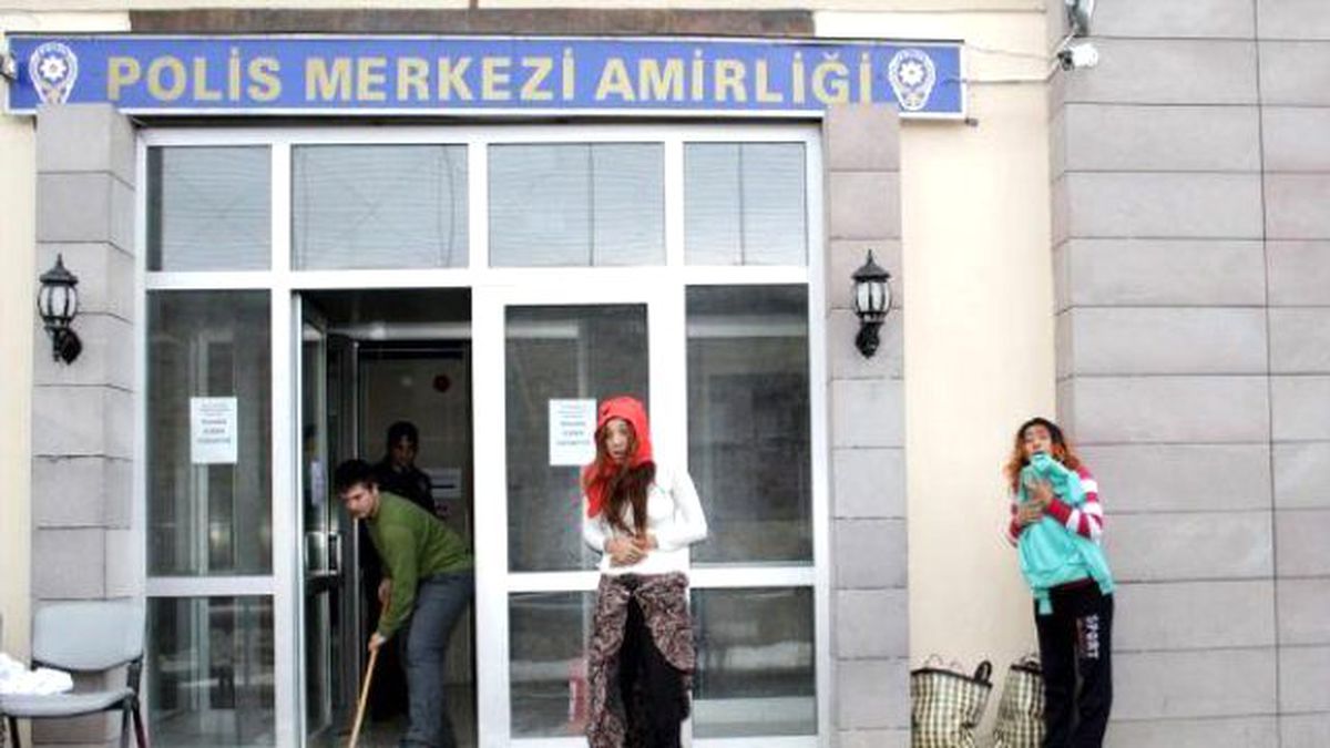 Hırsızlık Şüphelisi 2 Kadın Karakolu Birbirine Kattı