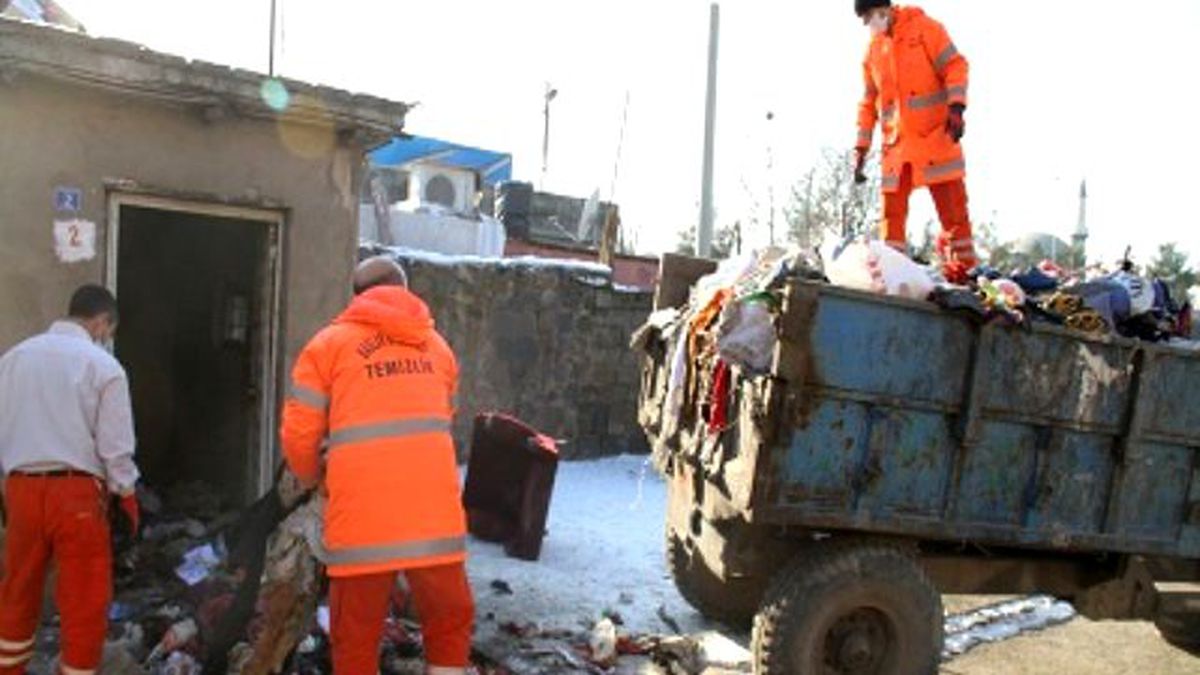 İki Odalı Bir Evde 10 Traktör Çöp
