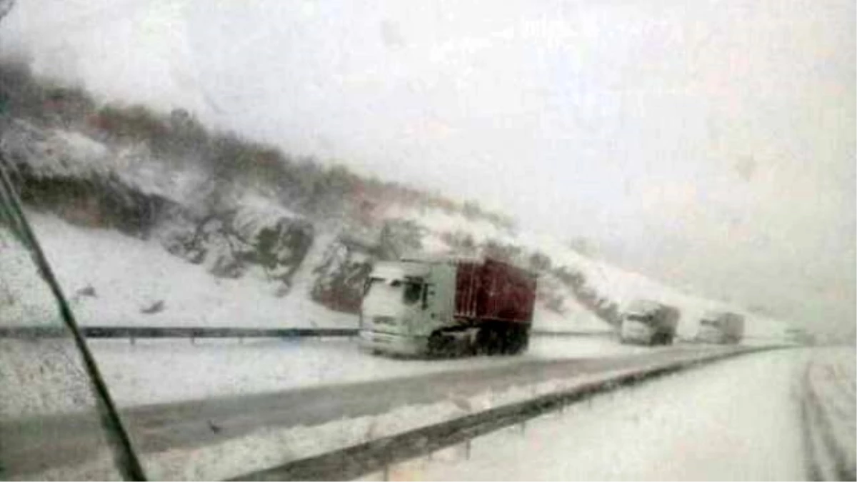 İzmir-İstanbul Karayolunda Ulaşıma 1 Saatlik Kar Engeli