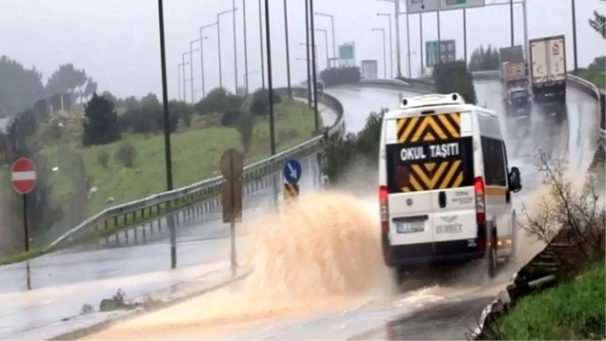 İzmir Sağanak Yağışa Teslim