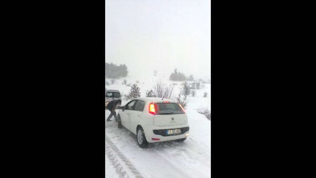Kar Yağışından Kayan Tır Bilecik-Bursa Yolu Trafiğe Kapadı