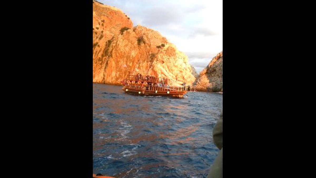 Kayalıklara Sürüklenen Tekneyi Sahil Güvenlik Kurtardı