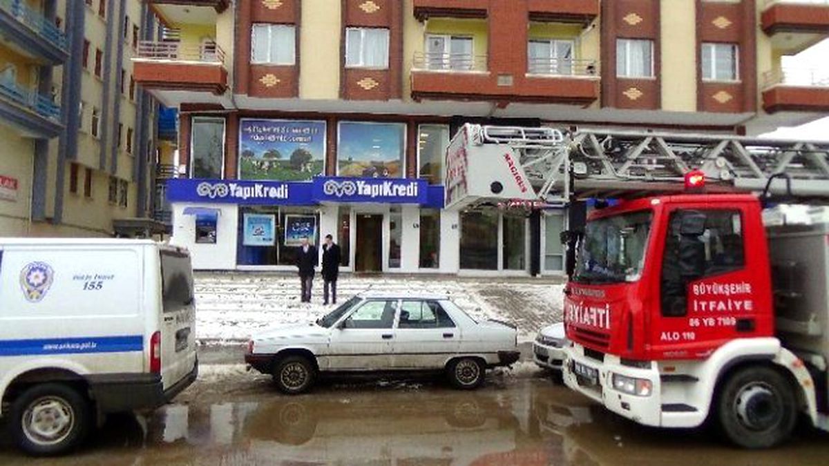Kazan\'da Bir Banka Şubesinde Çıkan Yangın Paniğe Neden Oldu