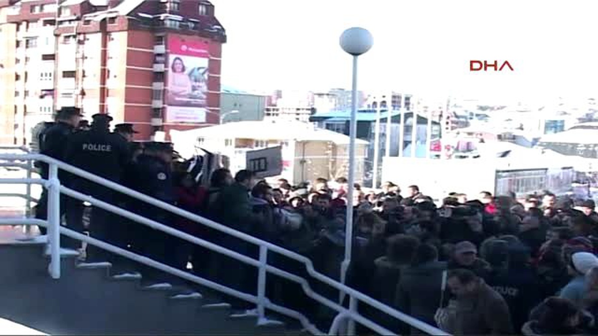 Kosovalılar Yüksek Elektrik Fiyatlarını Protesto Etti