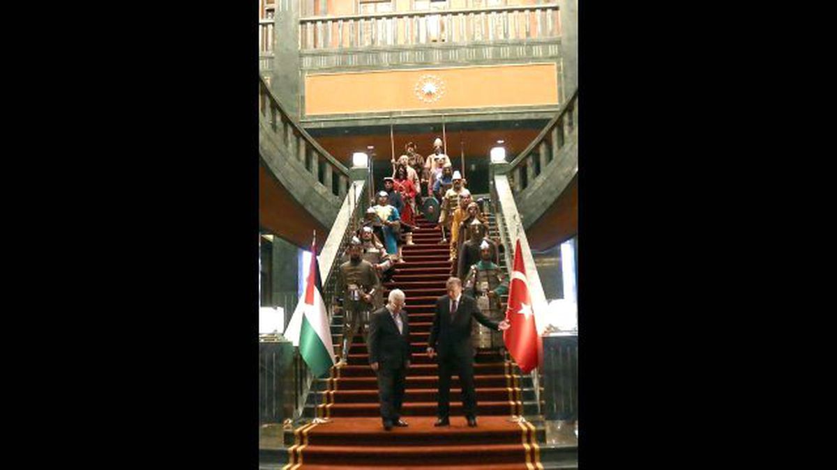 Mahmud Abbas\'ı Karşılama Töreninde 16 Türk Devletinin Askeri Kıyafetlerini Giyen Askerler Yer Aldı