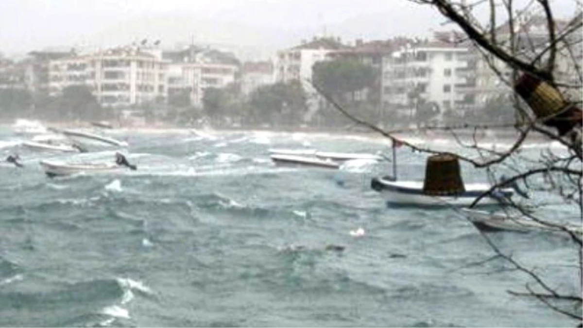 Fırtına Marmara\'da Deniz Ulaşımını Aksatıyor