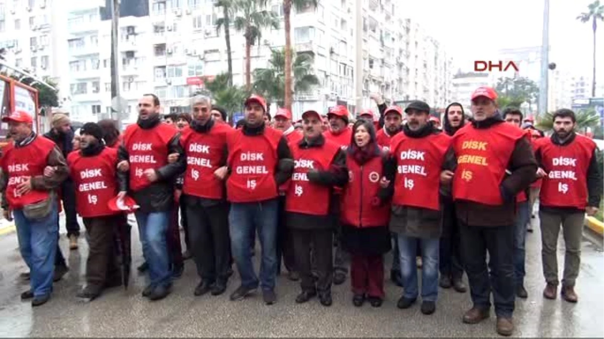 Mersin\'de Eylemci İşçiler Polisi Geçti, Zabıta Engeline Takıldı