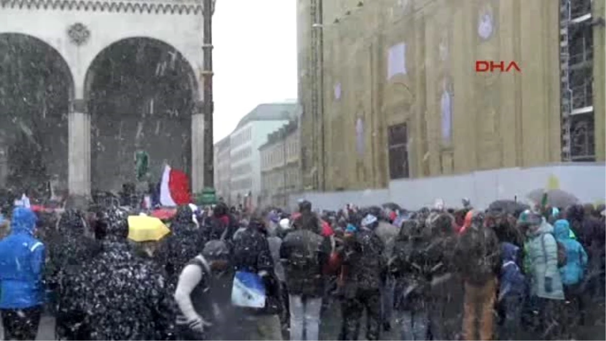 Münihliler, Fransa\'daki Terör Saldırılarını Protesto Etti