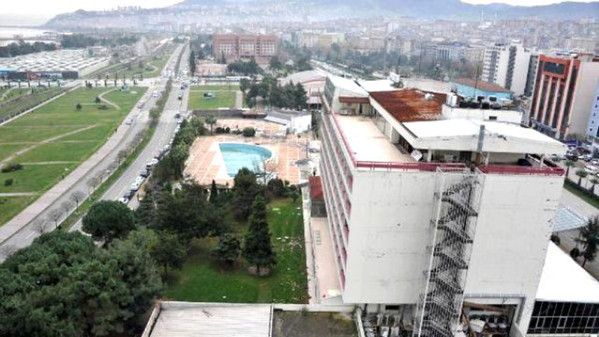 Samsun'da 50 Yıllık Otelin Yıkımına Başlandı