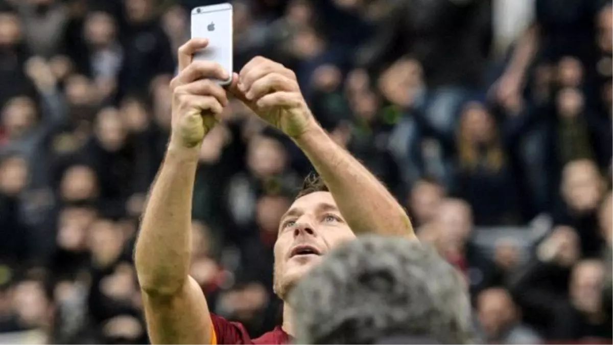 Totti\'den Özçekimli Gol Sevinci!