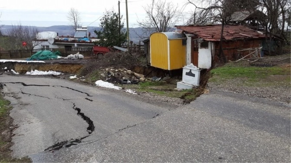 Akçakoca\'da 7 Köye Ulaşım Sağlayan Yol Çöktü
