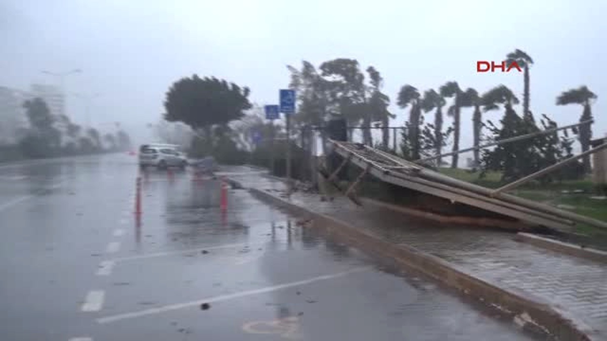 Antalya\'da Fırtına ve Yağmur Yaşamı Felç Etti