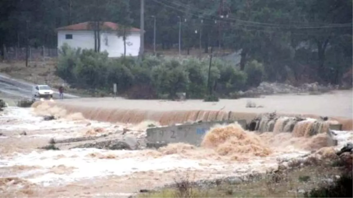 Antalya\'da Fırtına ve Yağmur Yaşamı Felç Etti, Okullar Tatil Edildi (11)