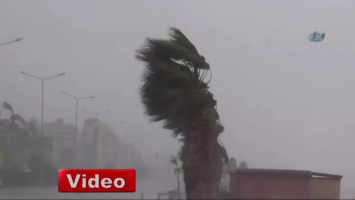 Antalya\'da Tekneler Battı, Dalgalar Falezleri Aştı