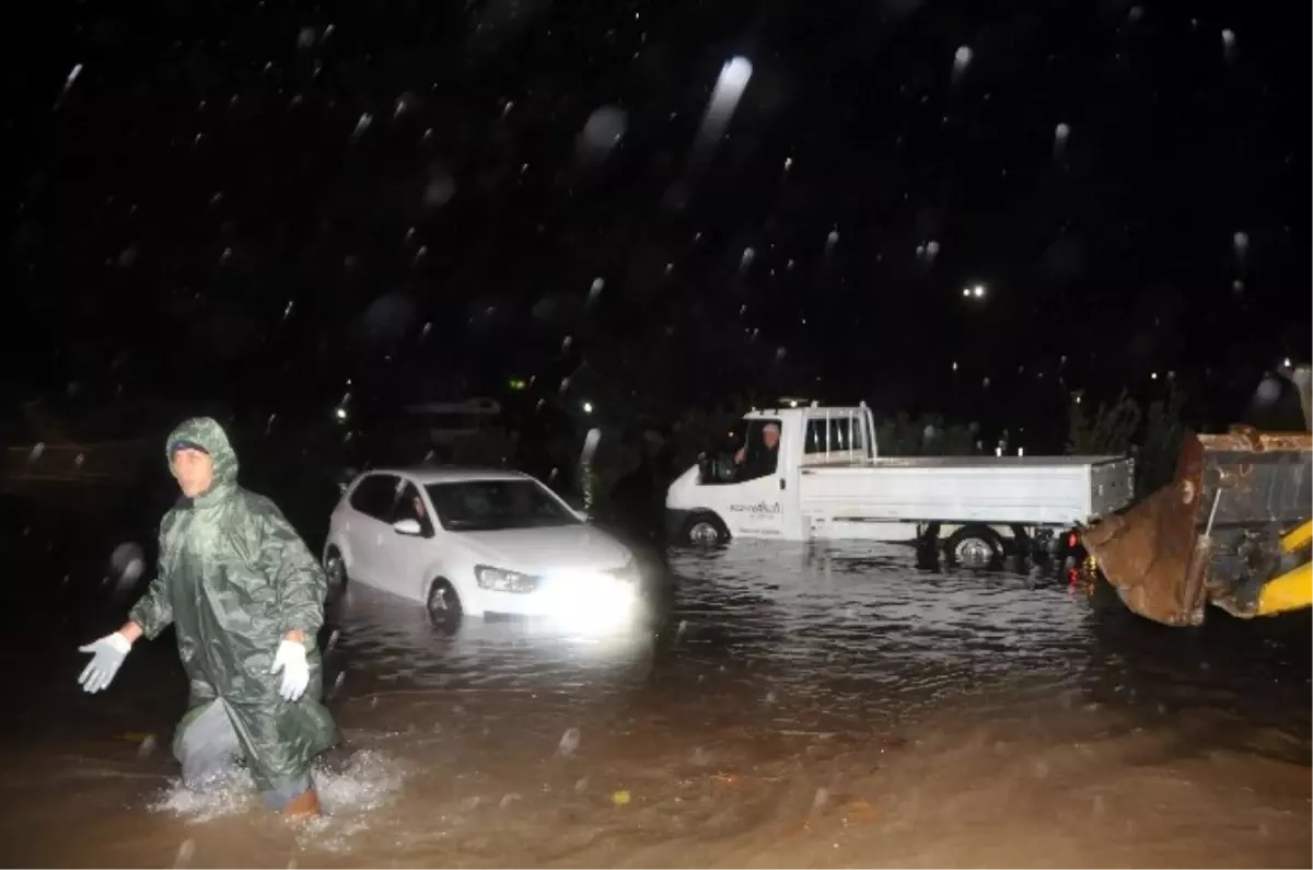 Antalya Sağanak ve Fırtınaya Teslim